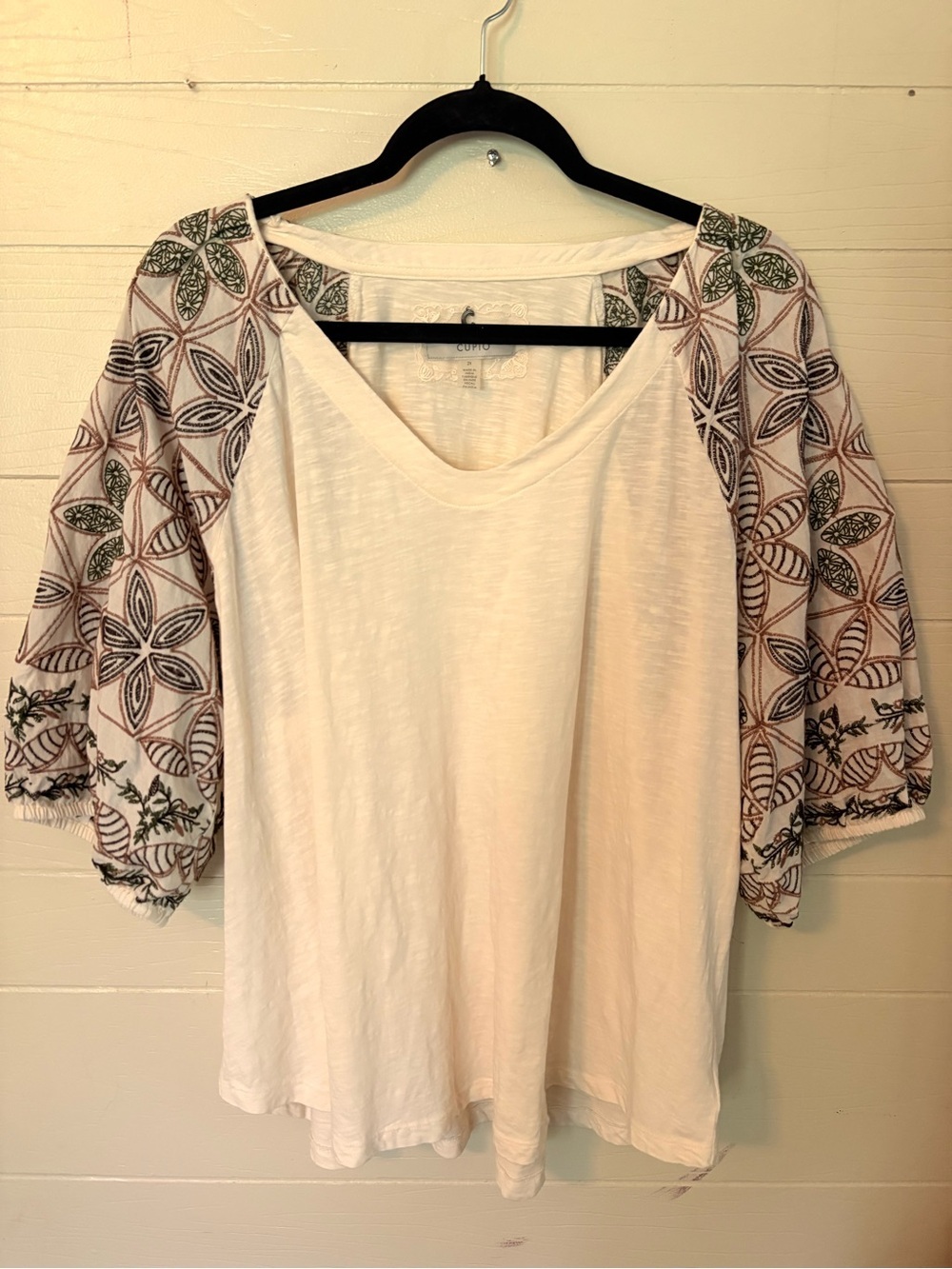 Cupio White Scoop Neck Top w Embroidered Floral Sleeves Like New! Gorgeous! 2X